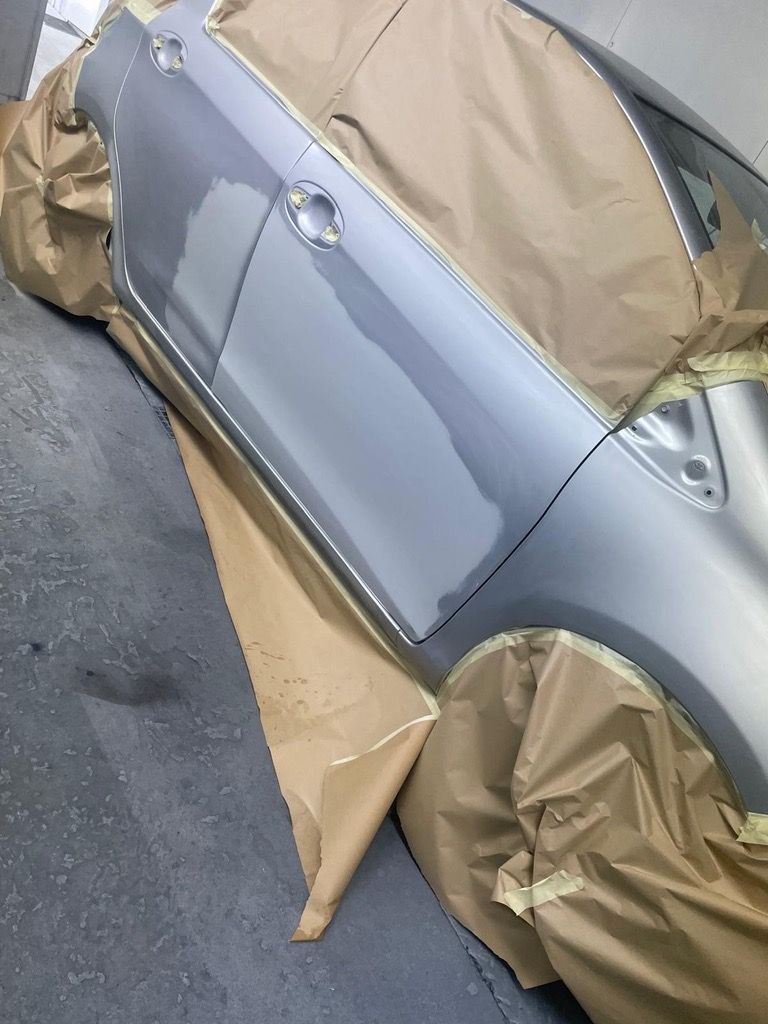 Auto afgeplakt ter voorbereiding op het spuitwerk