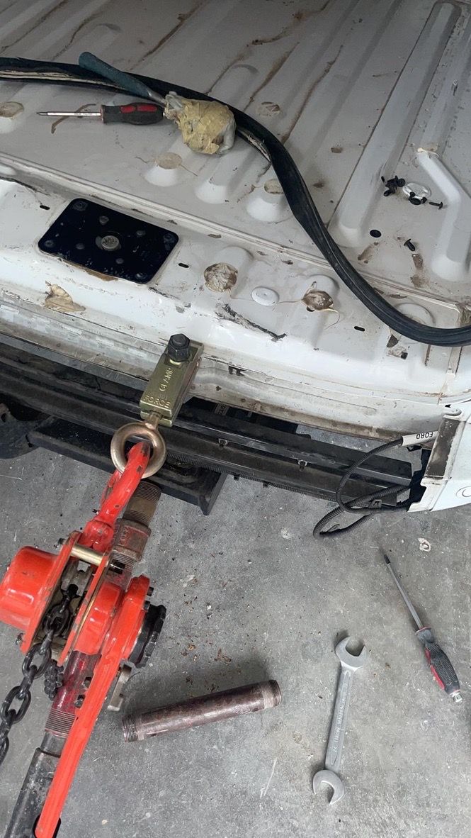 Trekbank in gebruik bij het uitdeuken van een carrosseriedeel